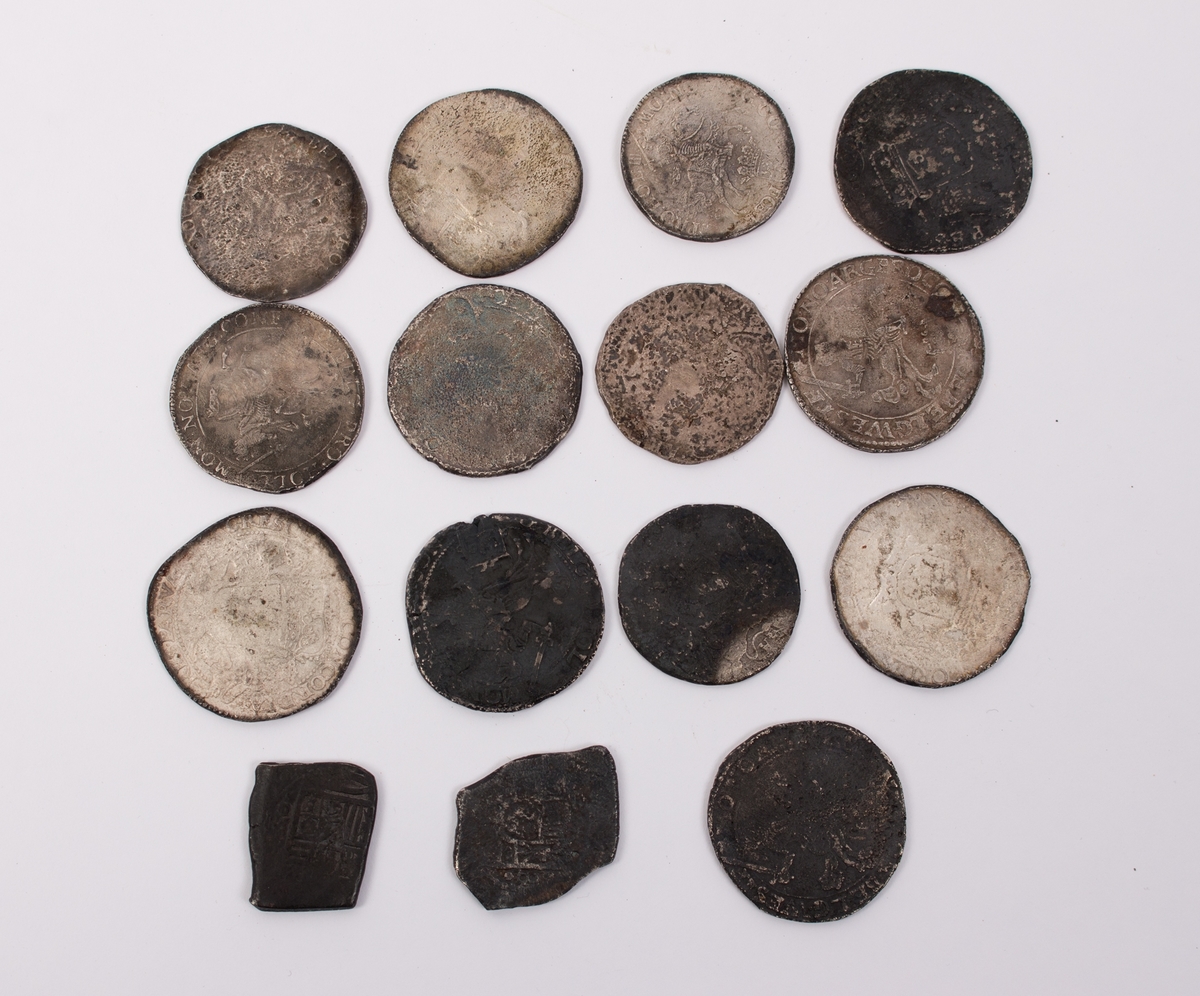 Rundefunnet, stort antall gull- og sølvmynter fra nederlandske ostindiafareren AKERENDAM som forliste på jomfruturen 8. mars 1725 utenfor Ålesund på Sunnmøre.
1 stykk 2 dukat i gull stemplet Utrecht 1715
11 stykker 1 dukat i gull stemplet Utrecht 1724
13 stykker dukatoner i sølv
2 stykker realer i sølv