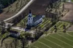 Flygfoto över Flisby kyrka i Nässjö kommun.