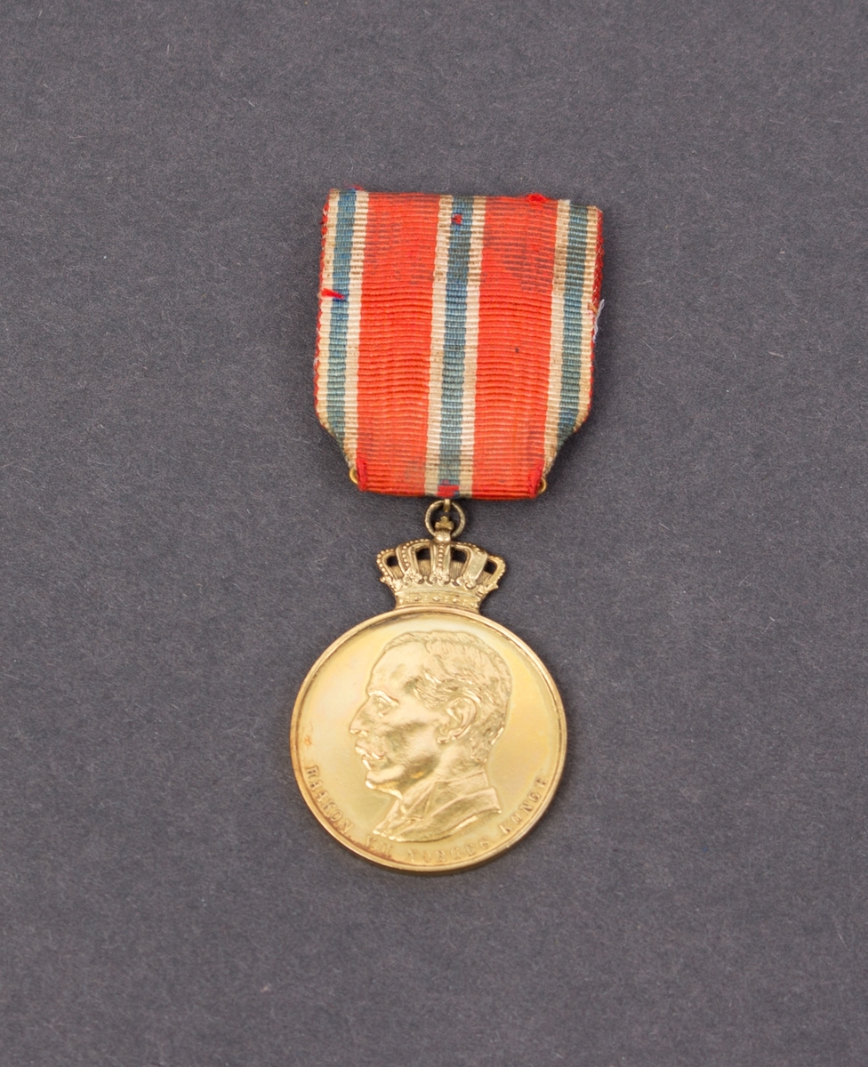 Relieff av Kong Haakon VII på forside, krans på bakside.