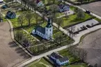 Flygfoto över Frinnaryds kyrka i Aneby kommun.