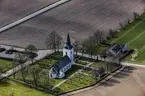 Flygfoto över Frinnaryds kyrka i Aneby kommun.