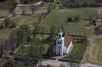 Flygfoto över Fröderyds kyrka i Vetlanda kommun.