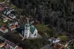 Flygfoto över Gränna kyrka.