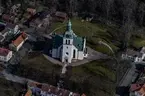 Flygfoto över Gränna kyrka.