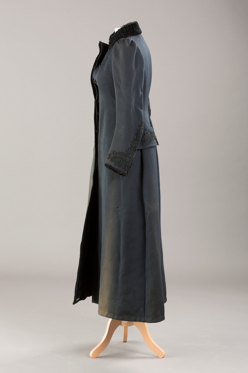 Agramaner langs knapping og på hoftene