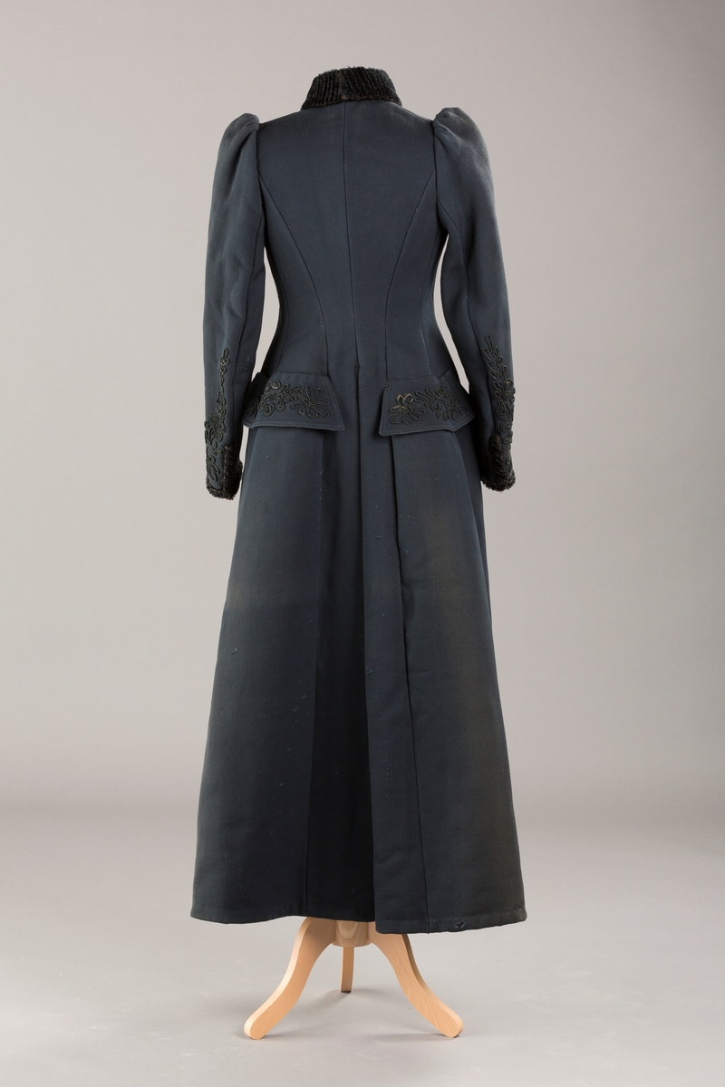 Agramaner langs knapping og på hoftene