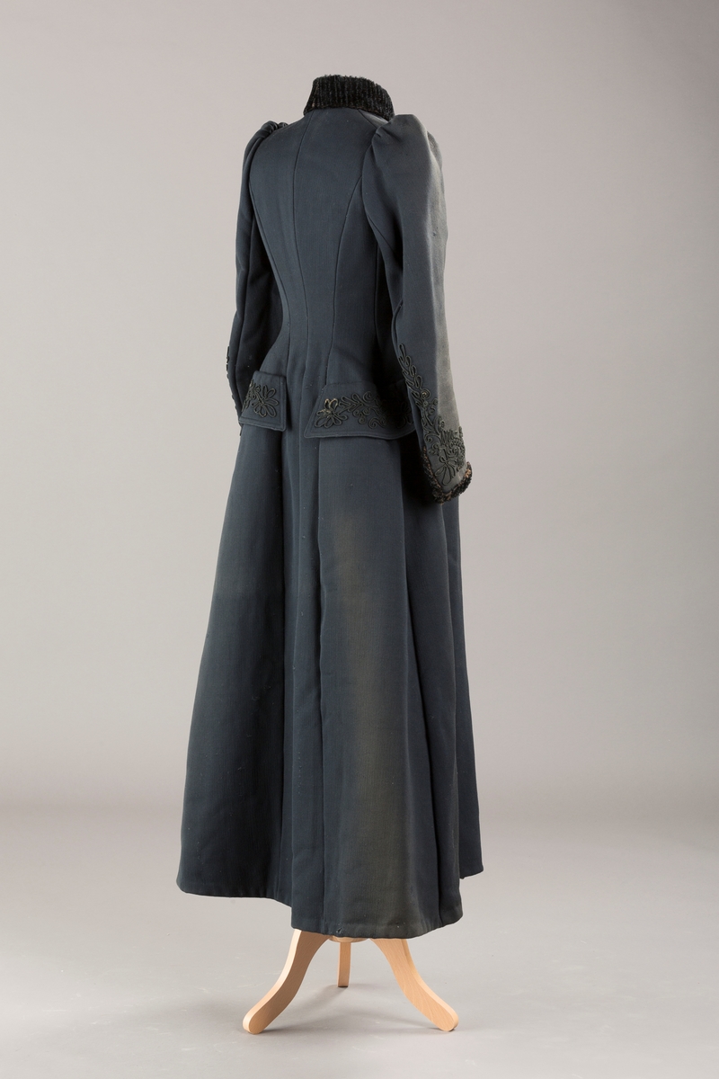 Agramaner langs knapping og på hoftene