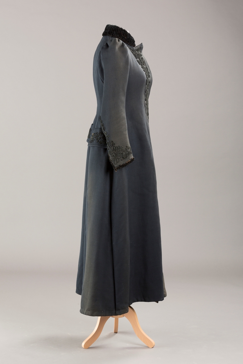 Agramaner langs knapping og på hoftene