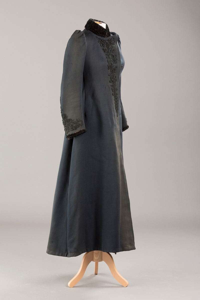 Agramaner langs knapping og på hoftene