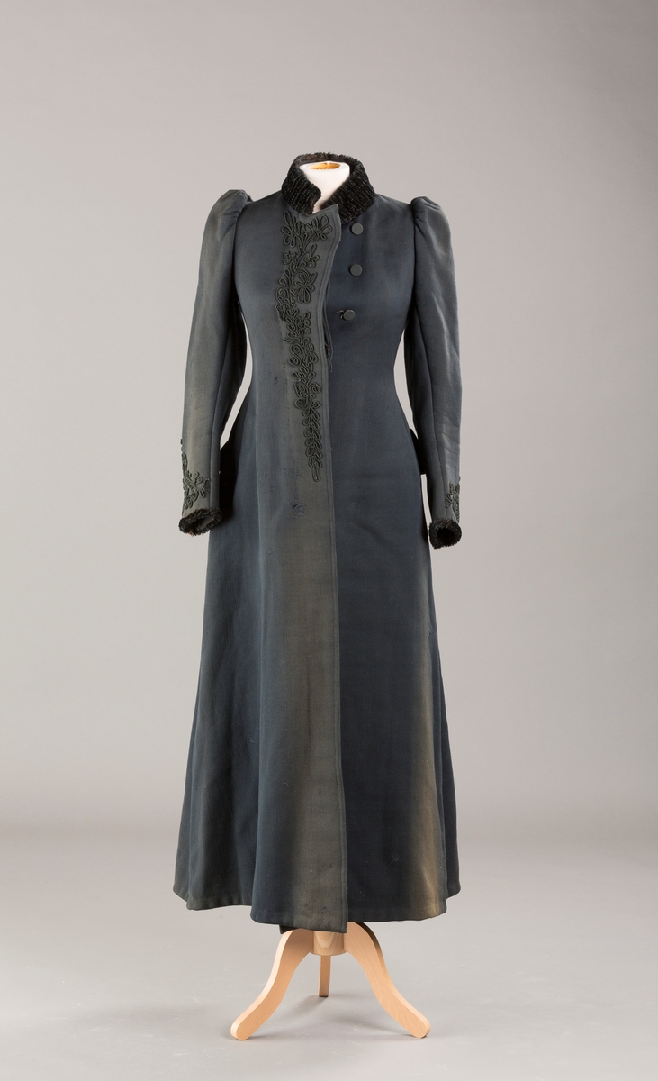 Agramaner langs knapping og på hoftene