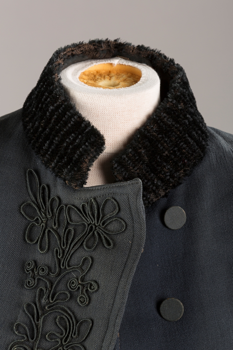 Agramaner langs knapping og på hoftene