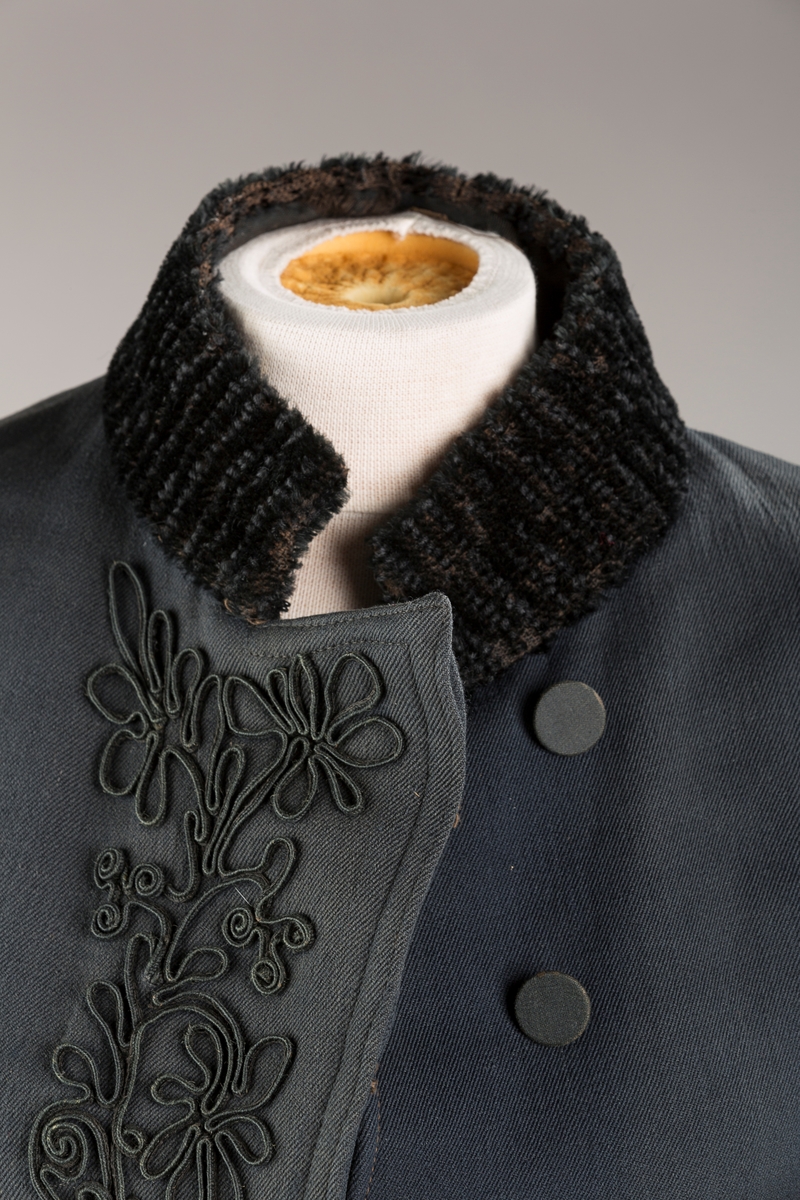 Agramaner langs knapping og på hoftene