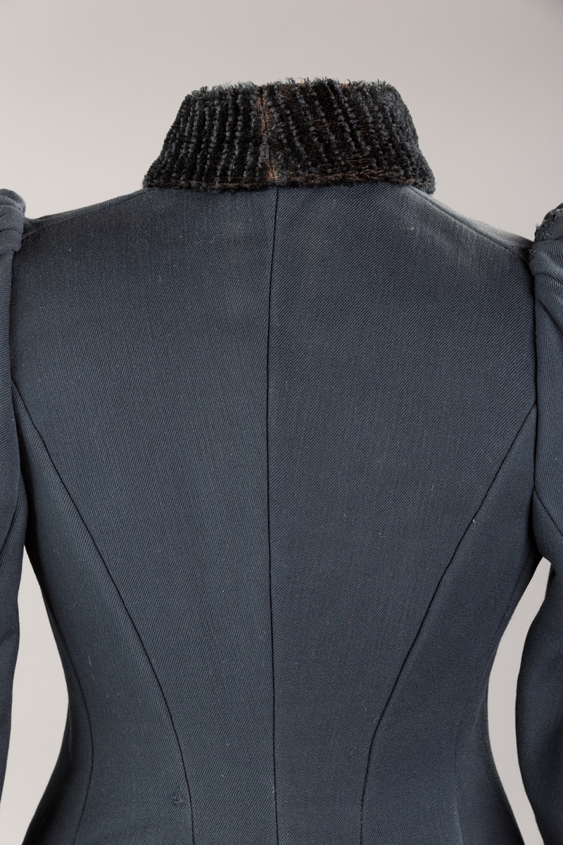 Agramaner langs knapping og på hoftene