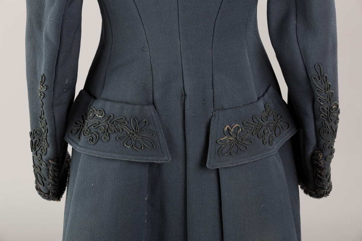 Agramaner langs knapping og på hoftene