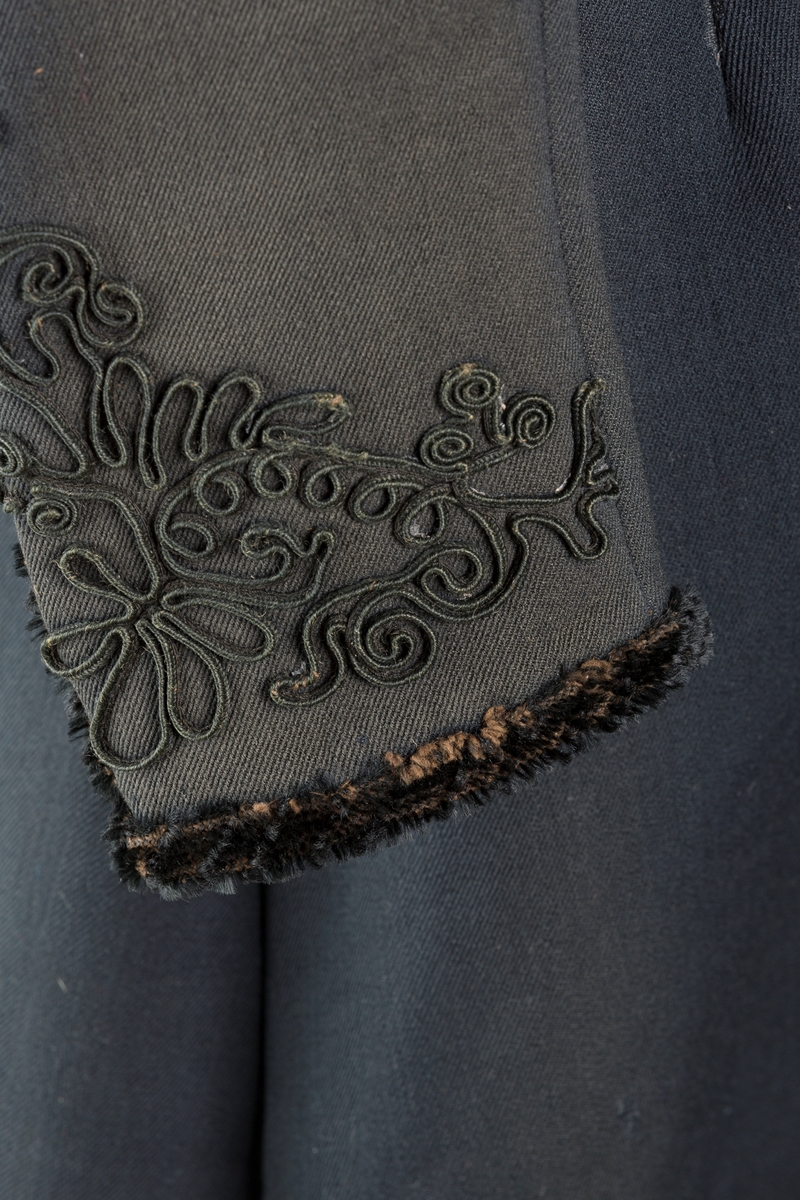 Agramaner langs knapping og på hoftene