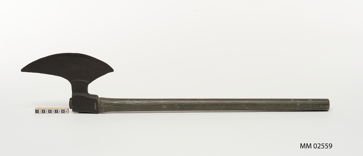 Änterbila av äldre modell. Av järn med skaft av trä, grönmålat.