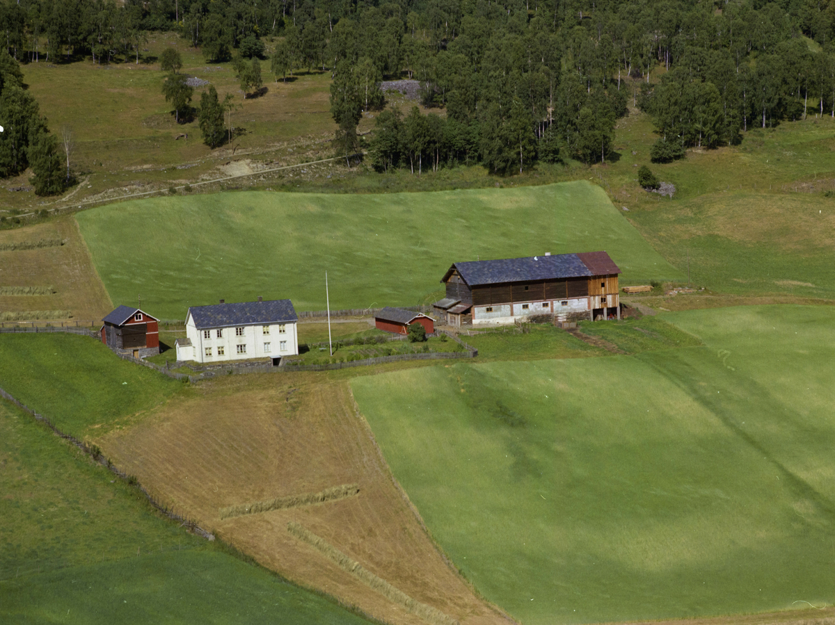 Sør-Fron, Harpefoss. Gardsbruket Kjorstad nigard. Gammelt våningshus og driftbygning.