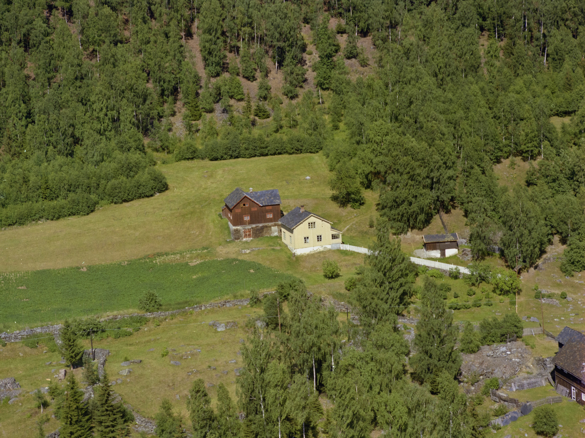 Bruk nevnt som Stensrud, Harpefoss, Sør-Fron. Kan være registrert som Kjorstad Nedre i kartverket med gårds og bruksnr. 49/37. bygninger, kulturlandskap, gårdsbruk,