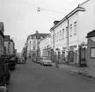 Gatuvy från Generalsgatan i Norrköping. Bilden är tagen i höjd med kvarteret Trasten cirka 1960.