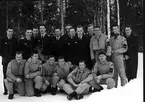 F6 Karlsborg. 3 divisionen. Vinterövning i övre Norrland 1962. Stående från vänster: Ff. Bo Eriksson, fnav. Eriksson fnav. Mäkitalo, ff. Liden divch. Markusson, cnav. B Svensson, ff. G Olsson, fk. J Sävås, fnav. L Redgård, ff. Kristiansson. Knästående från vänster: Ff. Sand, ff. Wilhelmsson, ?, ff. Sinitunturi (styrfält), fnav Johansson, ff. B Jonsson. Albumet är en del av en donation från Karl-Axel Hansson, Karlsborg. Förteckning över hela donationen finns i albumet som Word-dokument.