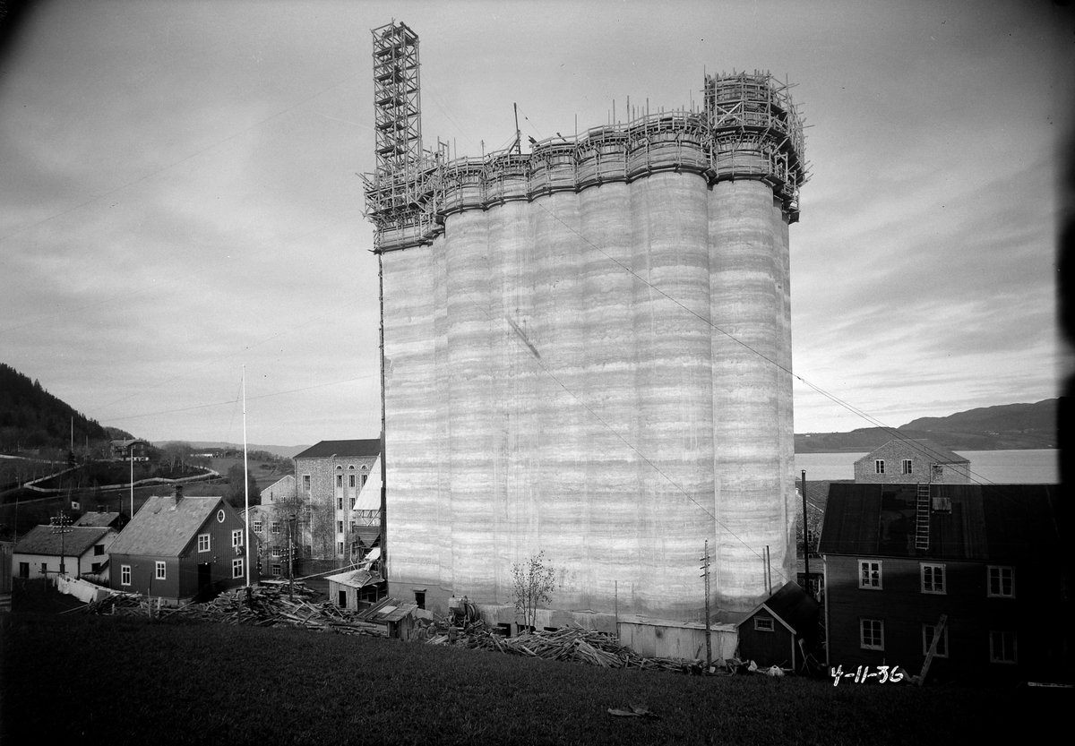 I. C. Piene & Søn i Buvika. Støping av ny kornsilo