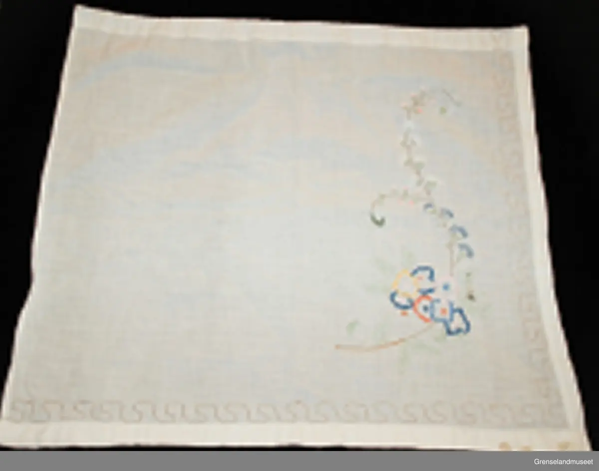 gardinene består av to små fag for nederdelen av stuevindu. Brodert med blomstermotiv i tungesting, kontursting og sjattersøm. Rundt gardinen er en z-kant sydd med sparesting. Løpegang for gardinwire.