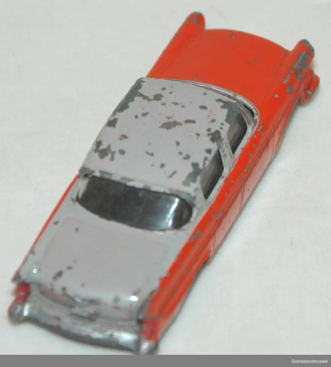 Metall. Orange og grå lakk. Merket Packard på undersiden