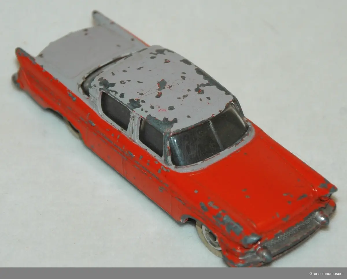 Metall. Orange og grå lakk. Merket Packard på undersiden