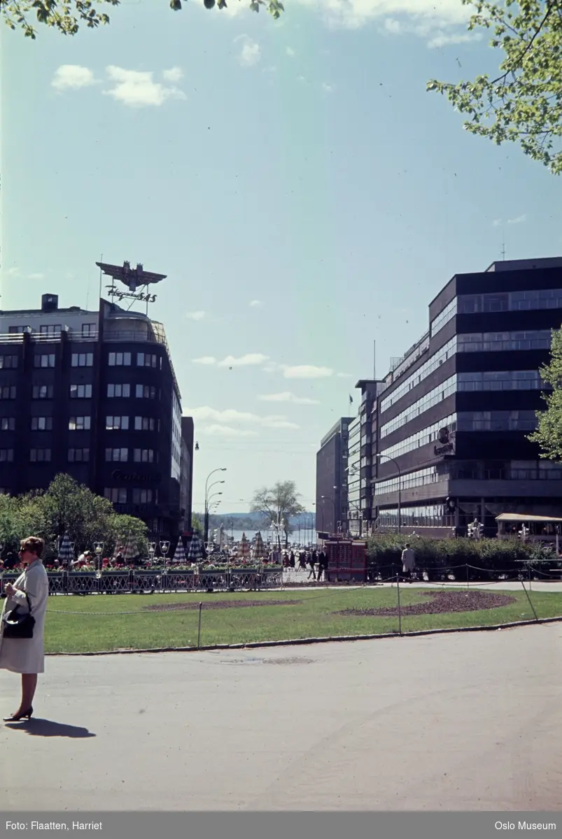 plass, park, Pernille friluftsrestaurant, mennesker, Hotel Continental, Odd Fellow-gården, gateløp, kontorbygninger, fjord