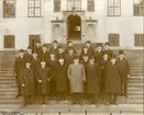 1875-1876 års Karlbergskurs, fotograferad framför Karlbergs slott 1916.