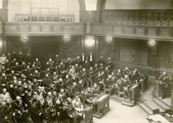 Officerare från skilda vapenslag sittande i samlingssal, Rik