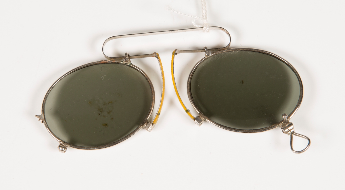 Brille av lorgnett-type med fargete glass.