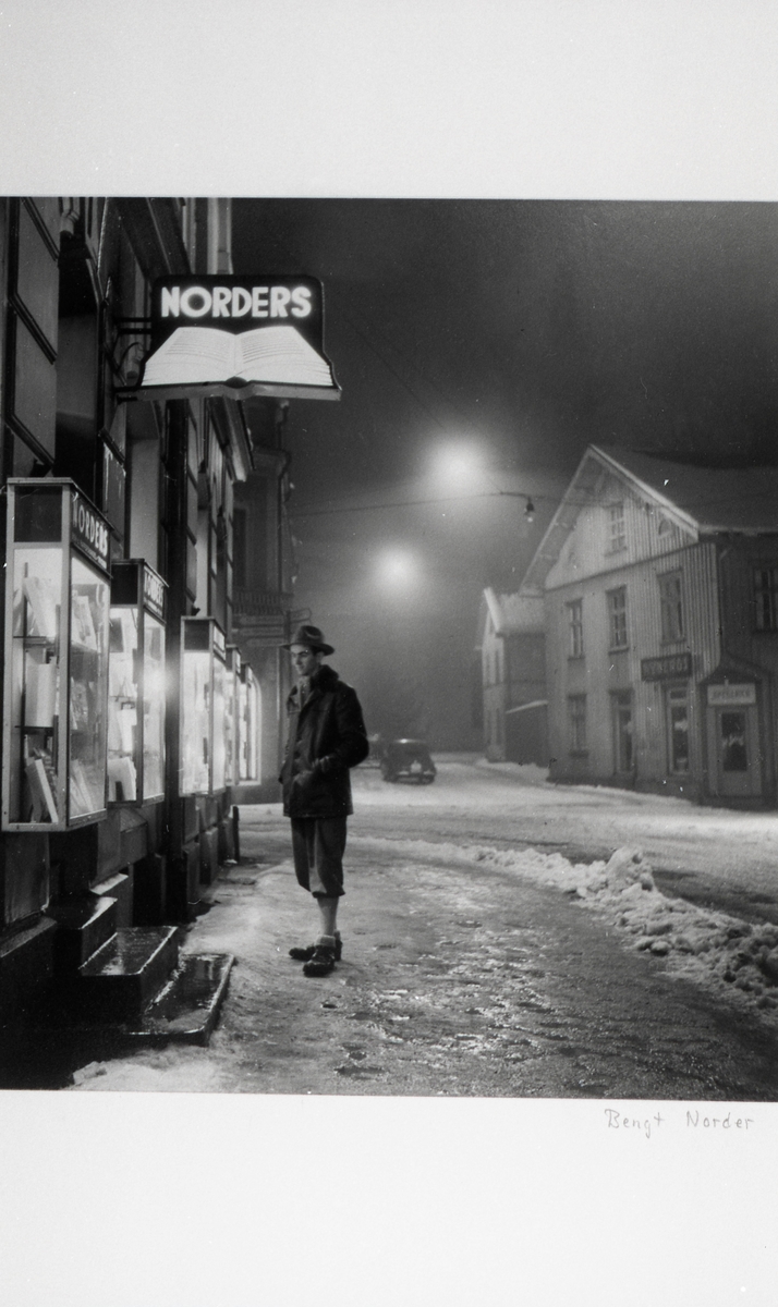 "Tökväll". "Norders hörna" korsningen S:t Olofsgatan-Storgatan. Från utställningen "Falköping i bild" 1952. Ragnar Spetz på trottoaren.