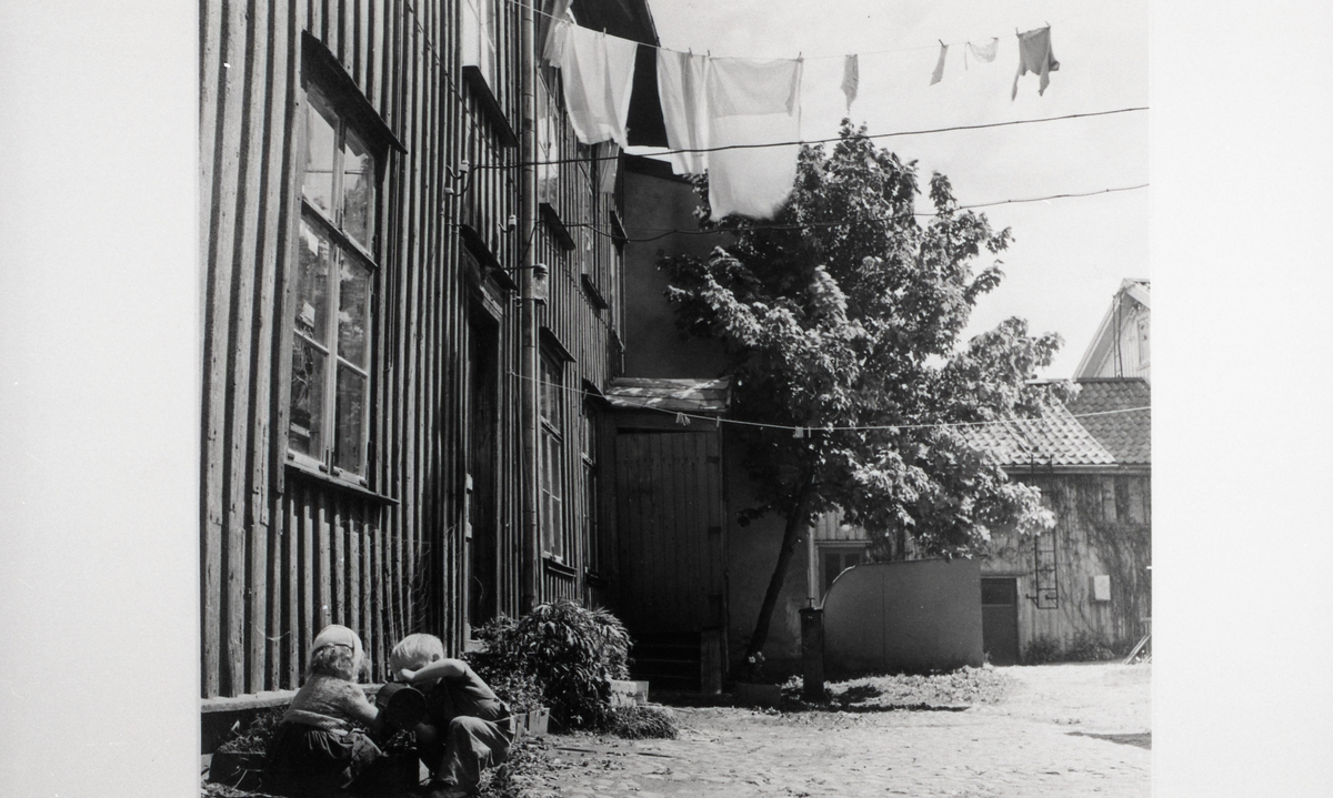 "Lek på gammal gård". Från utställningen "Falköping i bild" 1952.