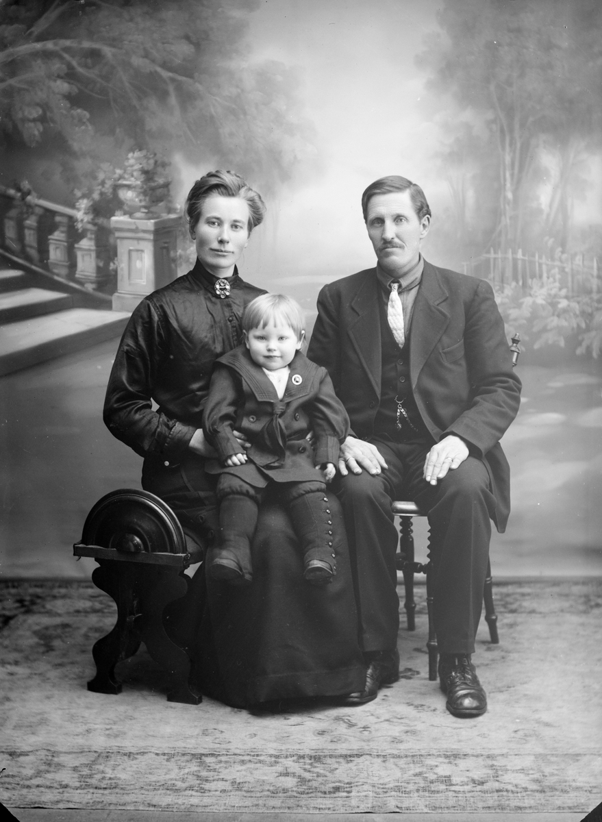 Ole M. Solberg med fam, 10.03.1914, mann, kone og lite barn
