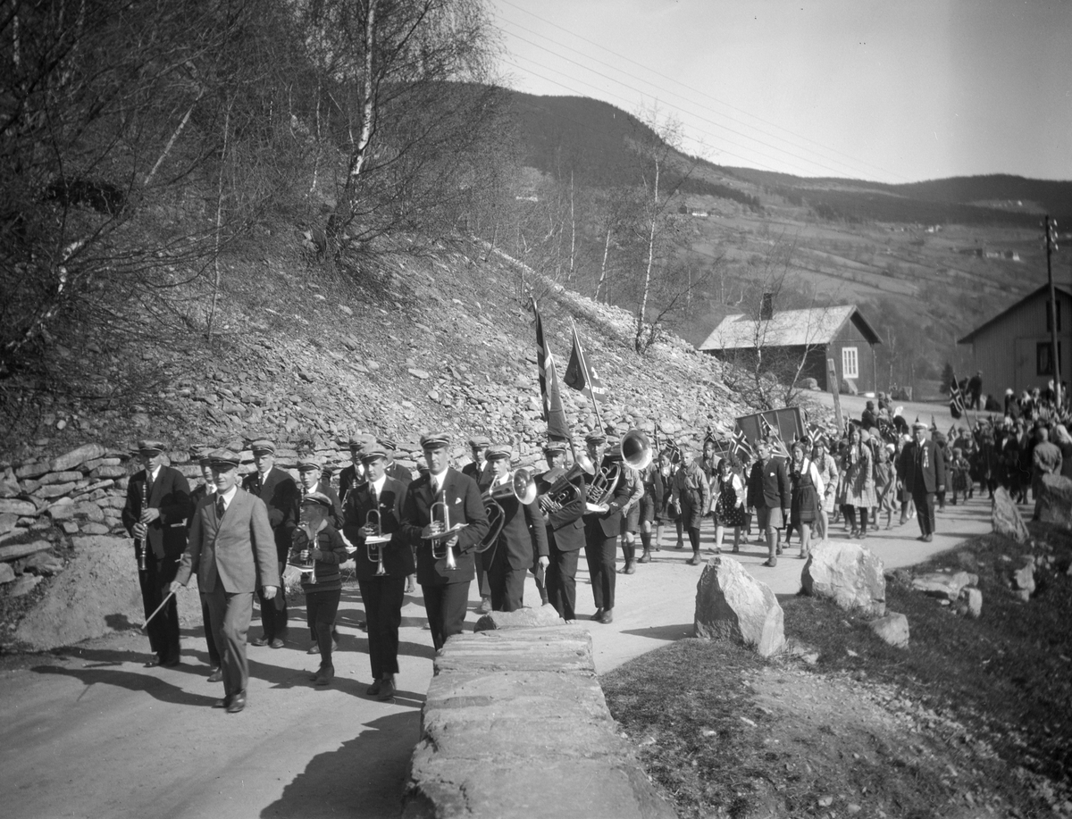 Ringebu musikkforening leder 17 mai toget ned Åtjøllbakken, Vålebru i Ringebu. Dirigent O.M. Vorhaug i spissen.