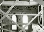 Interiör från S:t Johannes kyrka, Norrköping. Bilden tagen vid restaurering av kyrkan 1970.
