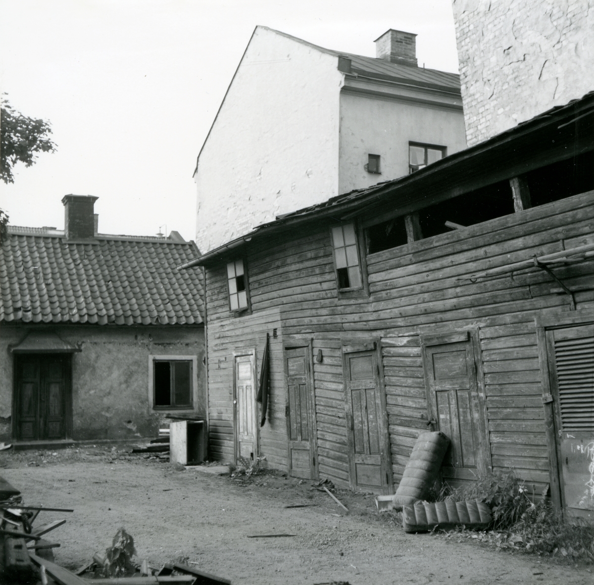 Motiv från Packhusgatan 1 i Norrköping. Fotodokumentation av bostadshus med tillhörande uthus taget i samband med ansökan om rivningstillstånd.