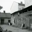 Motiv från Packhusgatan 1 i Norrköping. Fotodokumentation av bostadshus med tillhörande uthus taget i samband med ansökan om rivningstillstånd.