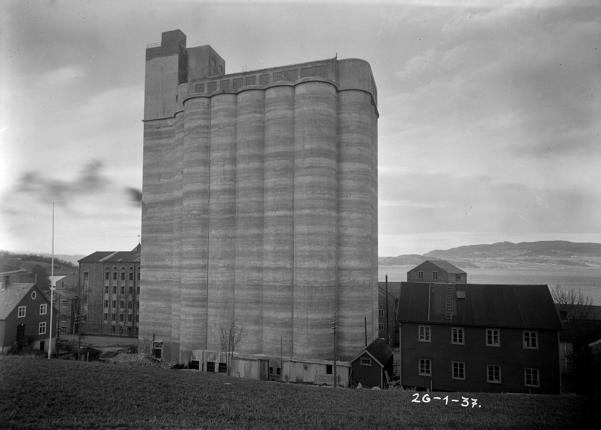I. C. Piene & Søn i Buvika. Bygging av kornsilo