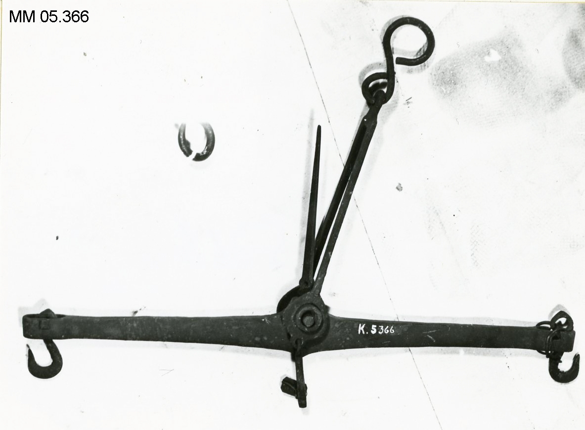 Vågbalans, mindre, utan vågskålar. Utgör troligen en proviantvåg.