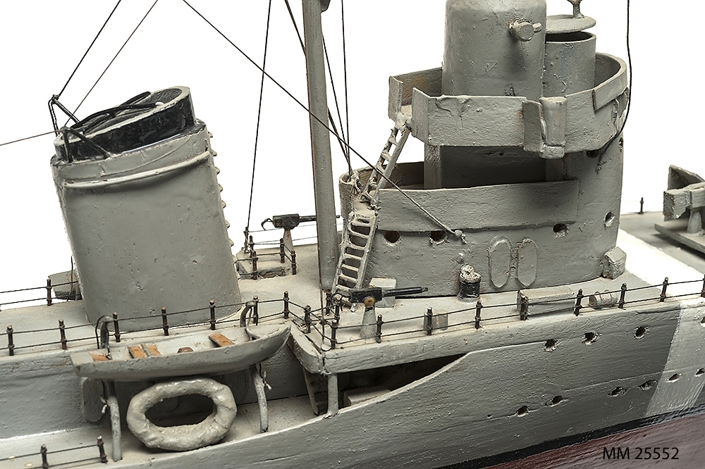 Tämligen grovt tillverkad fartygsmodell, huvudsaklingen gjord av trä. Fartyget är jagaren Mode som är målad grå över vattenlinjen och med röd bottenfärg. Klassiskt jagarskrov med upphöjd back. På fördäck står en kanon i öppen lavett och på akterdäck två likadana pjäser. Två luftvärnspjäser på en upphöjd brygga. En skorsten med svart topp. Slingekölar på båda sidor i rött. På bogen är siffrorna 29 målade. Alldeles för om bryggan och akter om den aktra pjäsen finns vita neutralitetsband målar över däck och ner längs skrovets sida till den svarta vattenlinjen. Fartyget har två propellrar. Bryggan är öppen. Modellen står på en fernissad platta av mörkt trä med hjälp av två profilerade små "pelare".