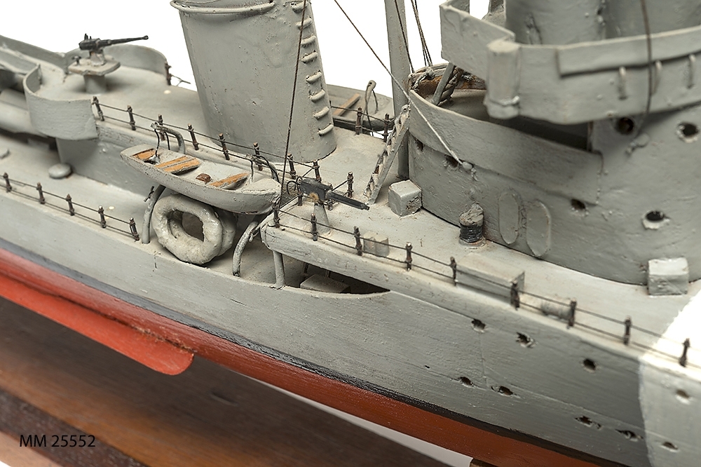 Tämligen grovt tillverkad fartygsmodell, huvudsaklingen gjord av trä. Fartyget är jagaren Mode som är målad grå över vattenlinjen och med röd bottenfärg. Klassiskt jagarskrov med upphöjd back. På fördäck står en kanon i öppen lavett och på akterdäck två likadana pjäser. Två luftvärnspjäser på en upphöjd brygga. En skorsten med svart topp. Slingekölar på båda sidor i rött. På bogen är siffrorna 29 målade. Alldeles för om bryggan och akter om den aktra pjäsen finns vita neutralitetsband målar över däck och ner längs skrovets sida till den svarta vattenlinjen. Fartyget har två propellrar. Bryggan är öppen. Modellen står på en fernissad platta av mörkt trä med hjälp av två profilerade små "pelare".