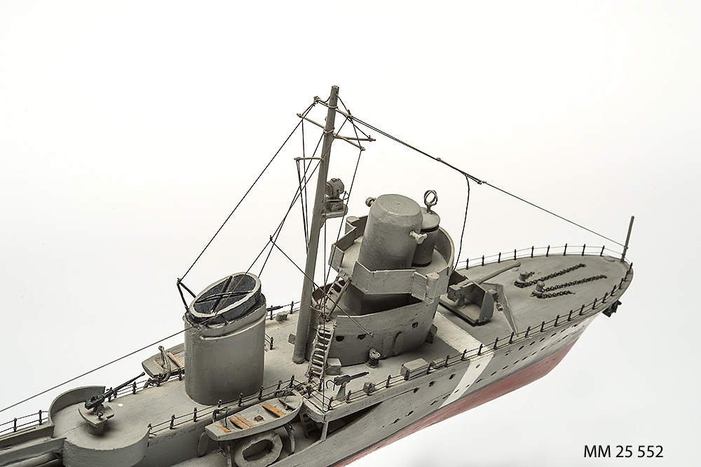 Tämligen grovt tillverkad fartygsmodell, huvudsaklingen gjord av trä. Fartyget är jagaren Mode som är målad grå över vattenlinjen och med röd bottenfärg. Klassiskt jagarskrov med upphöjd back. På fördäck står en kanon i öppen lavett och på akterdäck två likadana pjäser. Två luftvärnspjäser på en upphöjd brygga. En skorsten med svart topp. Slingekölar på båda sidor i rött. På bogen är siffrorna 29 målade. Alldeles för om bryggan och akter om den aktra pjäsen finns vita neutralitetsband målar över däck och ner längs skrovets sida till den svarta vattenlinjen. Fartyget har två propellrar. Bryggan är öppen. Modellen står på en fernissad platta av mörkt trä med hjälp av två profilerade små "pelare".