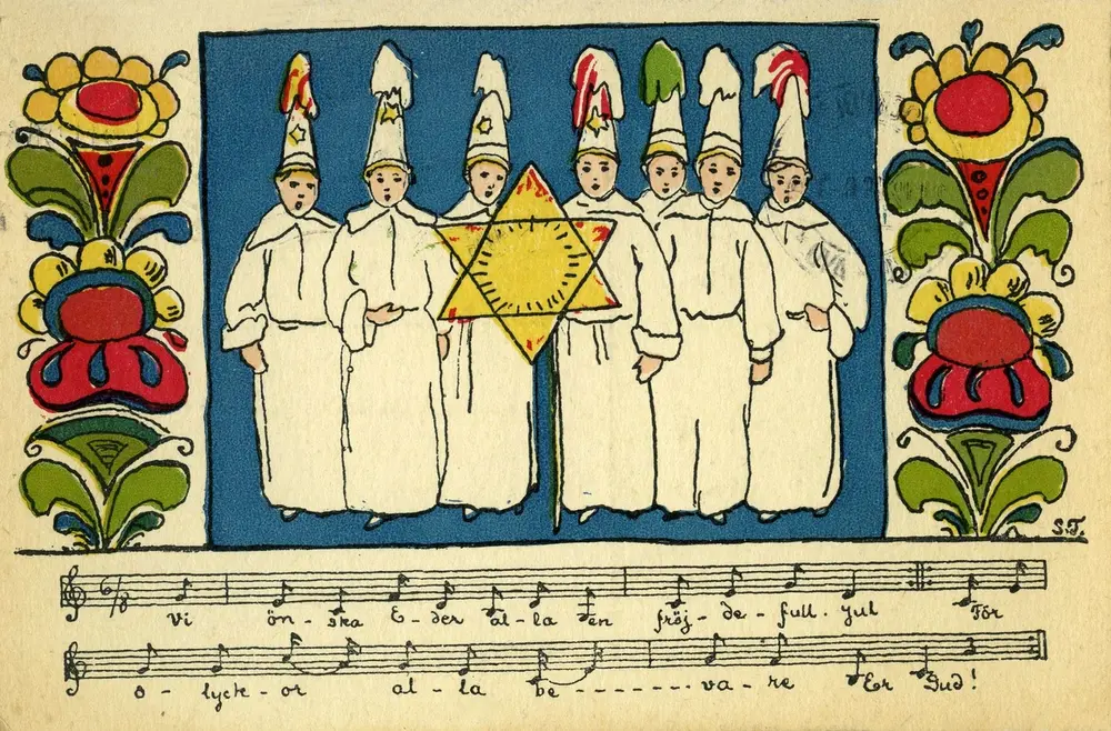 Julekort. Julehilsen. Lucia-terner med en stjerne og sang med noter og tekst "Vi önsker eder alle fröjdeful Jul ... ". Dekorert med blomster på siden. Illustrert av S.T.. Stemplet 21.12.1926.