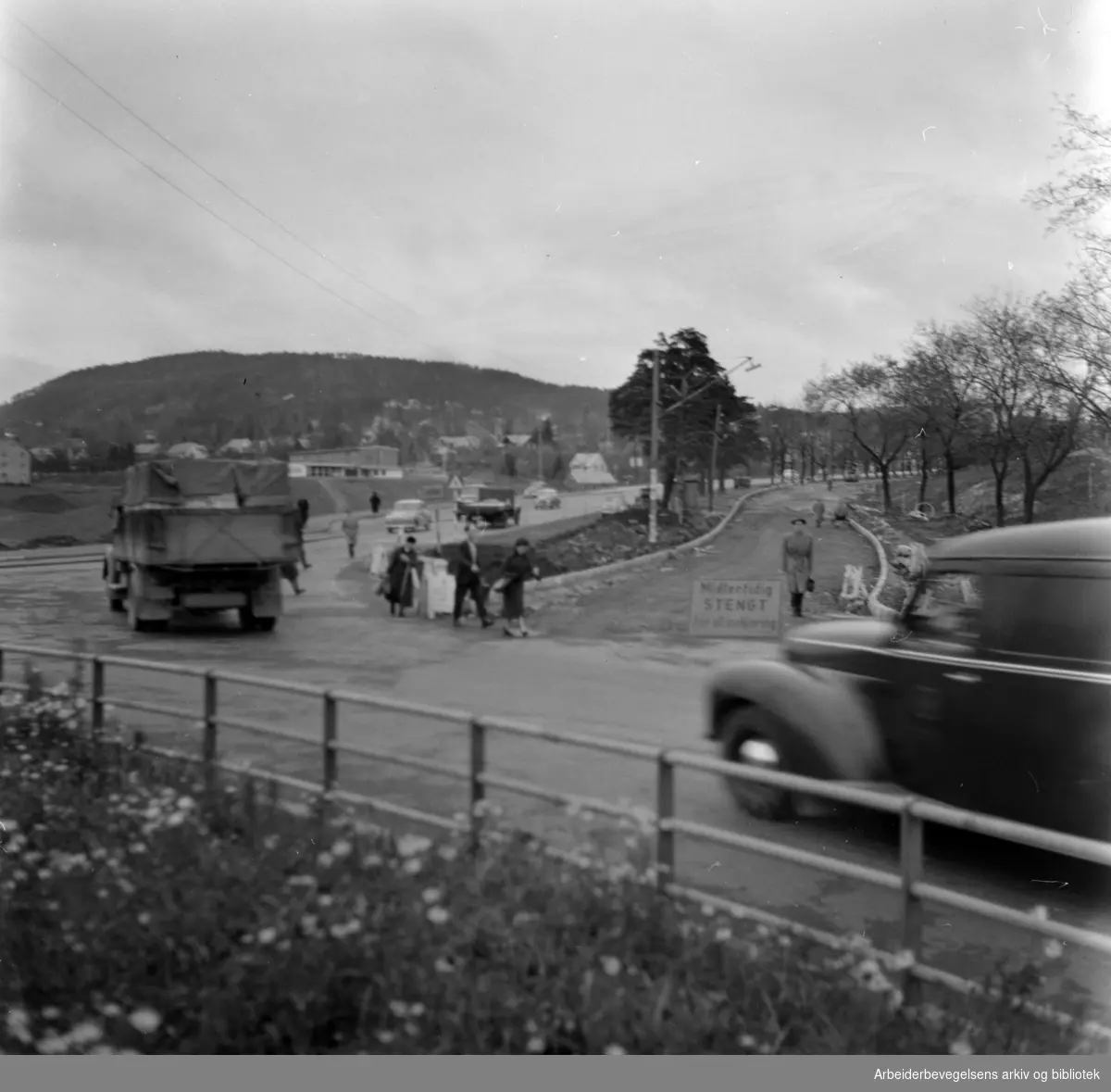 Trondheimsveien. Utbedring av veien mellom Sinsen og Aker sykehus. Høsten 1958