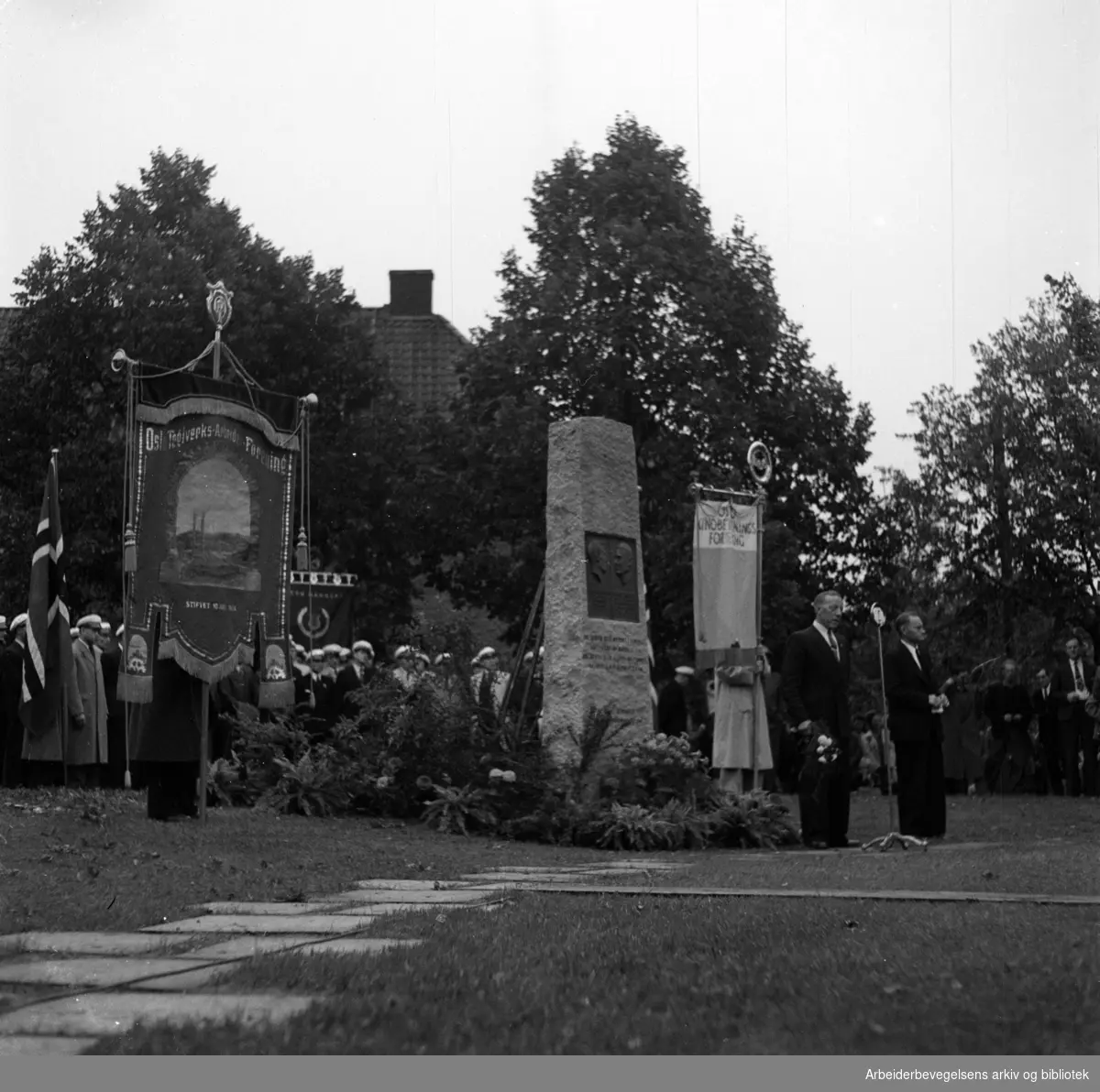 Tøyen. Bauta over falne avdukes. September 1947