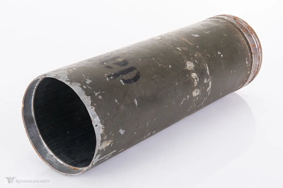 Ser ut til å være fronten på en røykgranat til 60 mm bombekaster. Sylinderformet med innmat foran og fire hull i nesen.