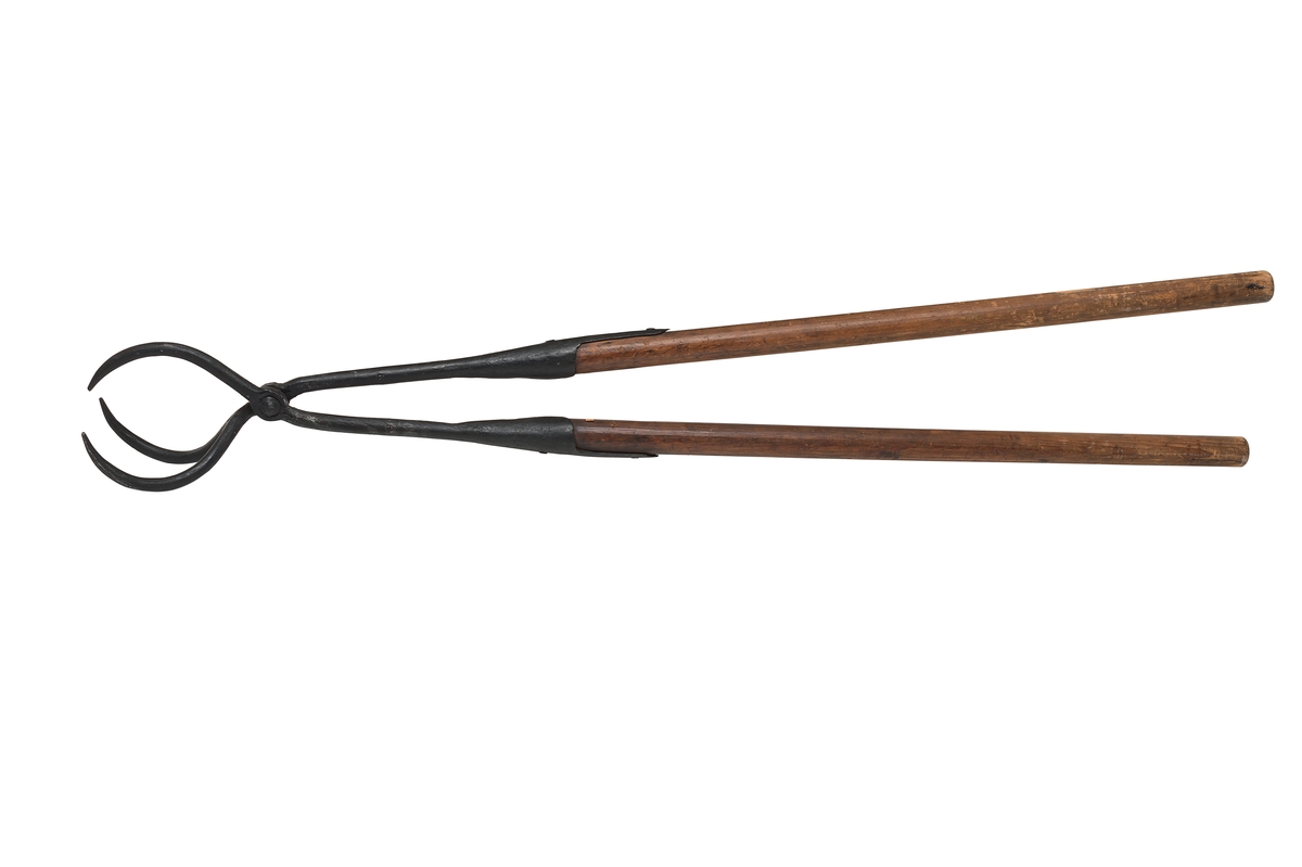 Kultång av järn, med skaft av trä.