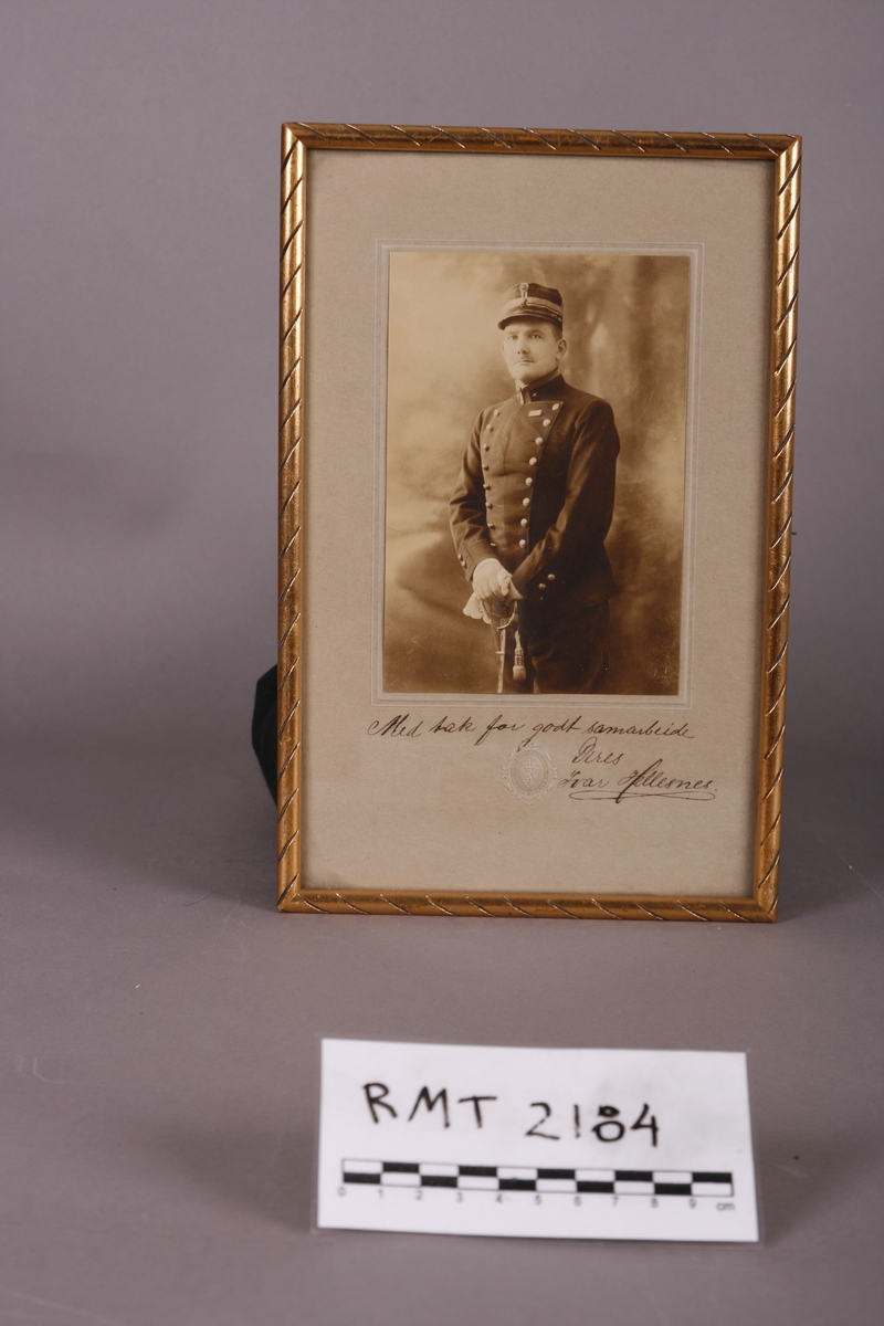 Halv portrett, uniformert, Major Ivar Hellesnes.